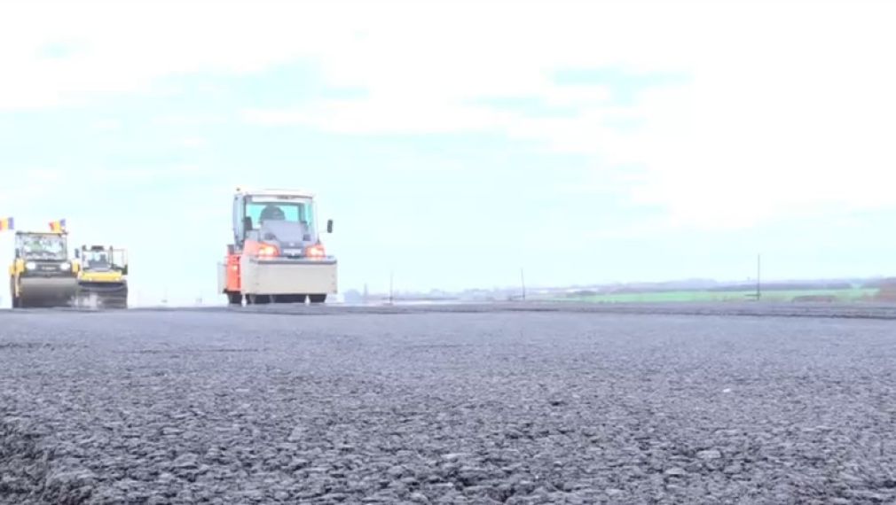 VIDEO După 10 ani, apar primii kilometri de asfalt pe A3 în Bihor