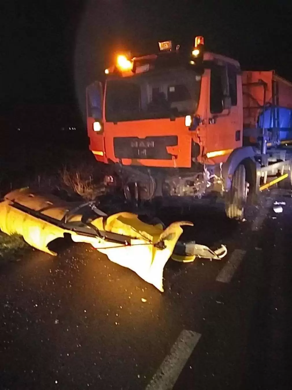 Un șofer beat s-a aruncat cu mașina într-un utilaj de deszăpezire