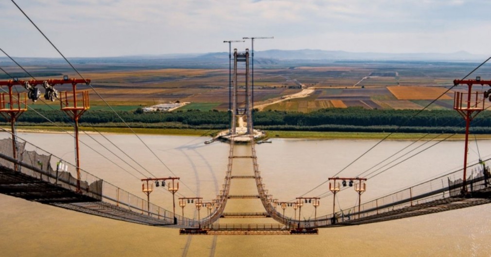 VIDEO A fost montat cablul principal al Podului de la Brăila de peste Dunăre