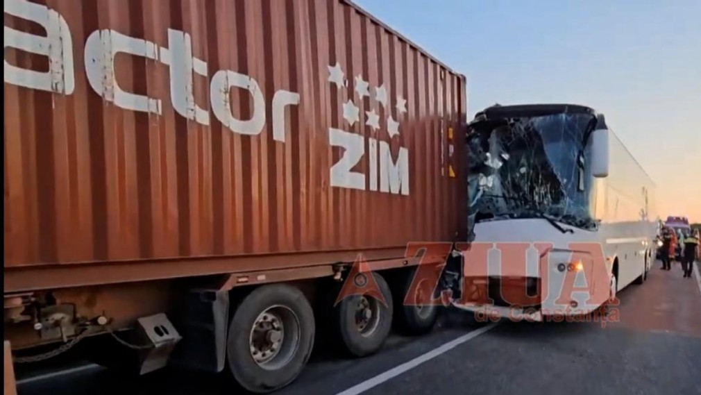 Accident între un camion şi un autocar cu 57 de ucraineni în Constanța