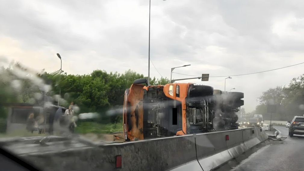 Un camion s-a răsturnat pe Centura București