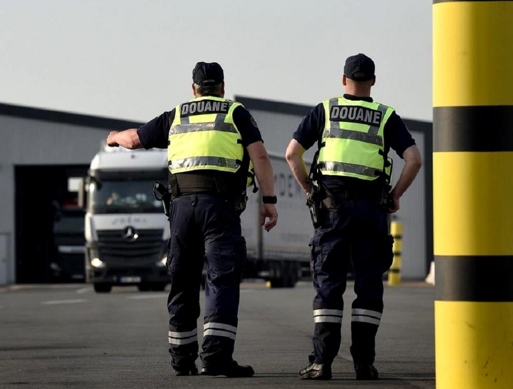 247.000 lire amendă pentru un șofer român de camion prins cu migranți și tutun de contrabandă