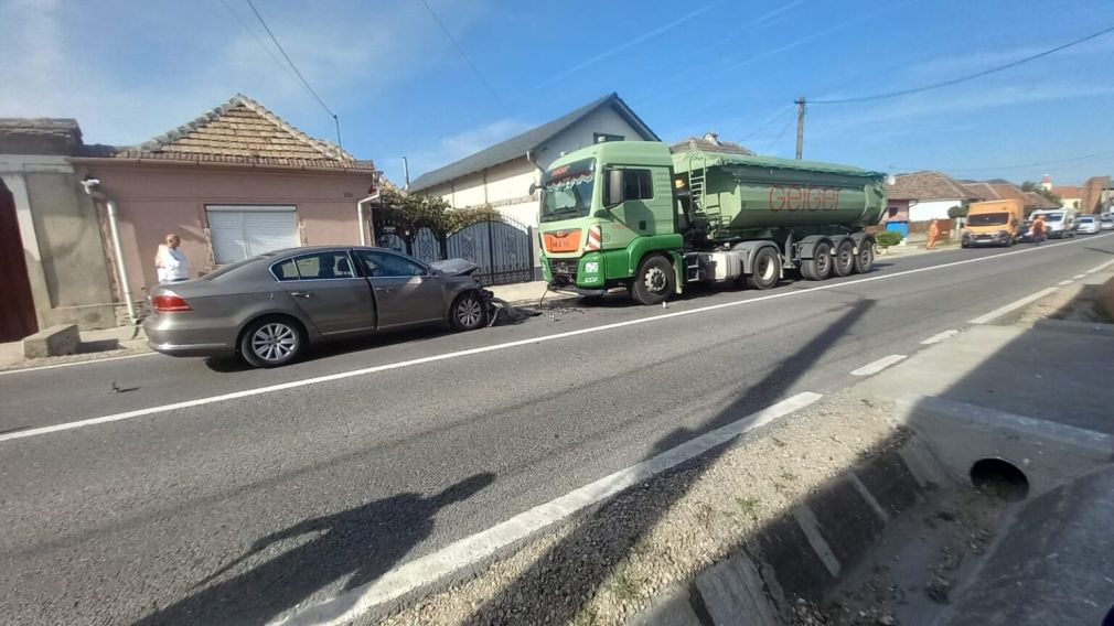 Doi răniți după un accident cu un camion implicat