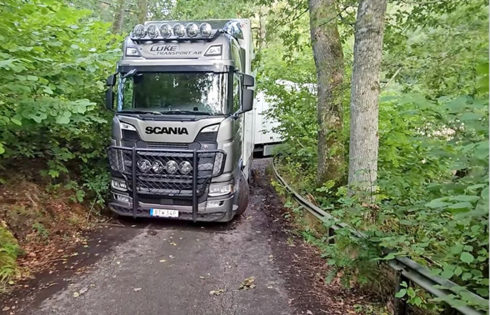VIDEO Un camion a rămas blocat pe un pod. A fost scos după o lună