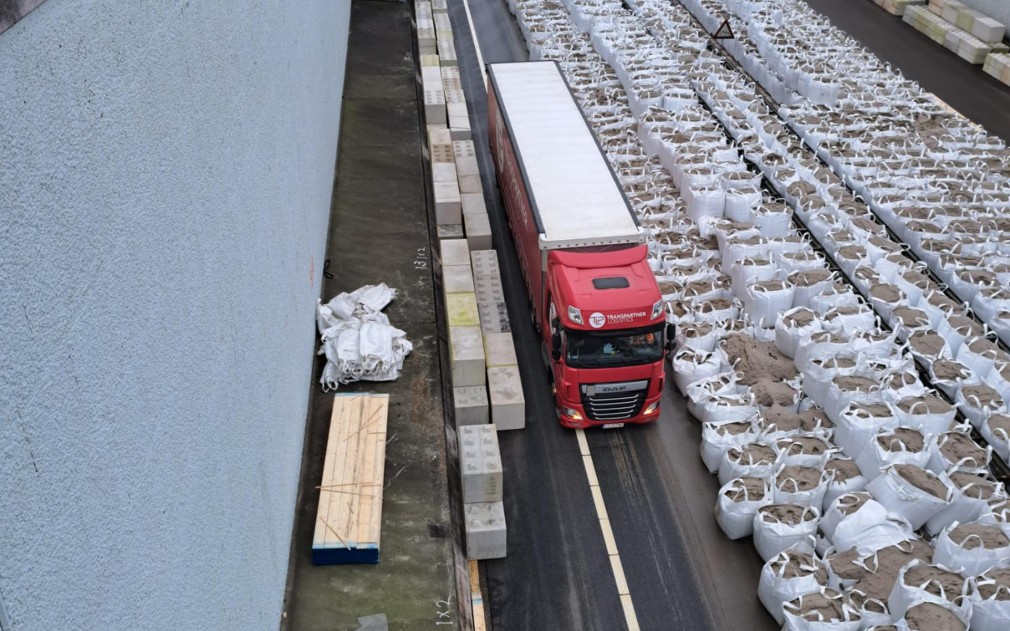 Șofer român de camion „a forțat” intrarea pe o autostradă închisă. A ajuns în saci de nisip