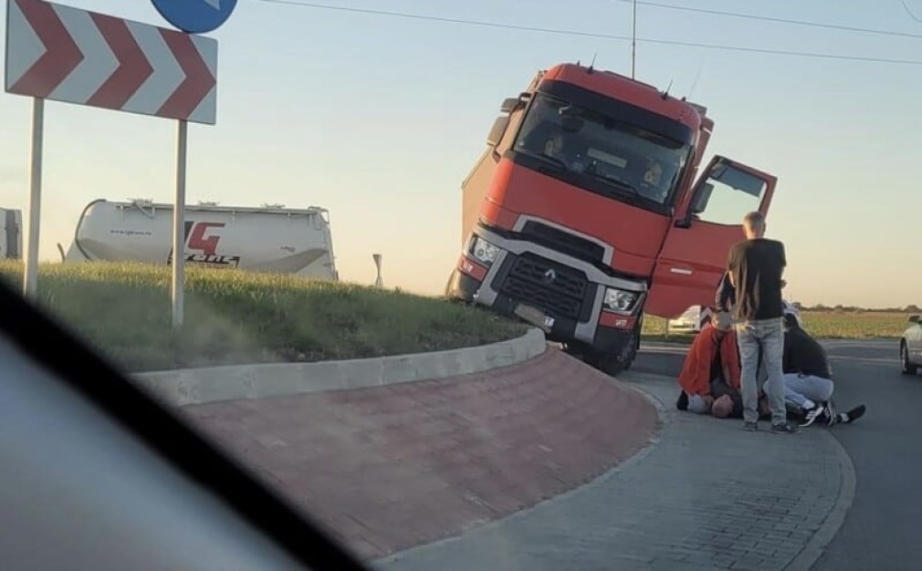 Un camion a rămas suspendat într-un sens giratoriu