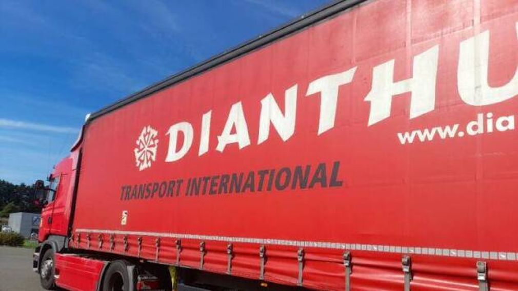 Un șofer român de camion a amenințat șoferii cu arma. Poliția l-a arestat