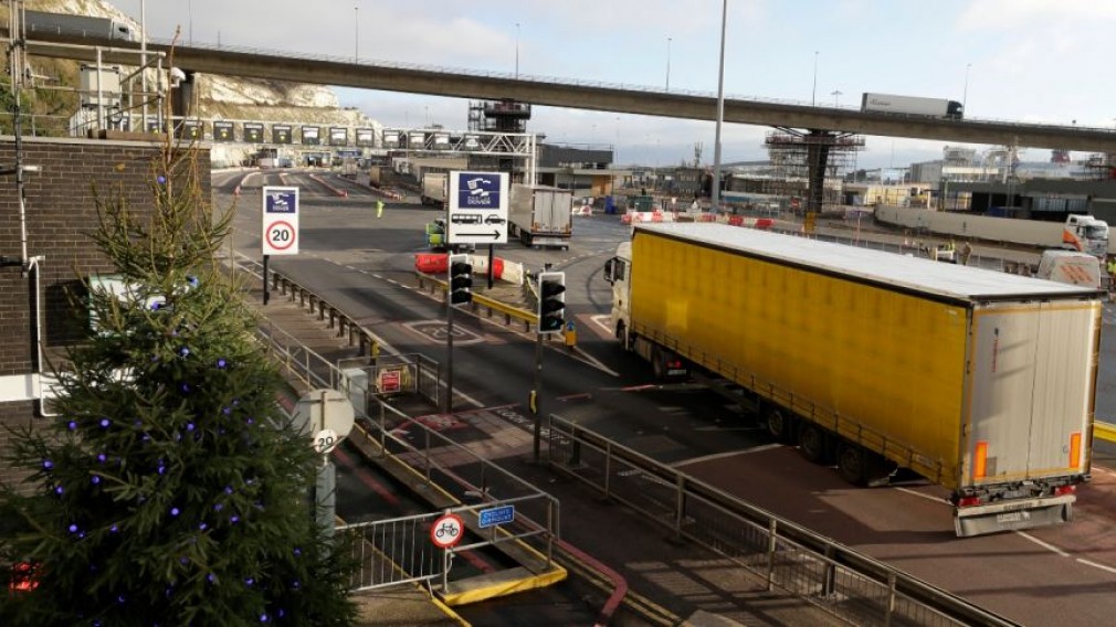 Două din 3 camioane care traversează din UK spre Franța sunt goale. Exporturile: minus 68%