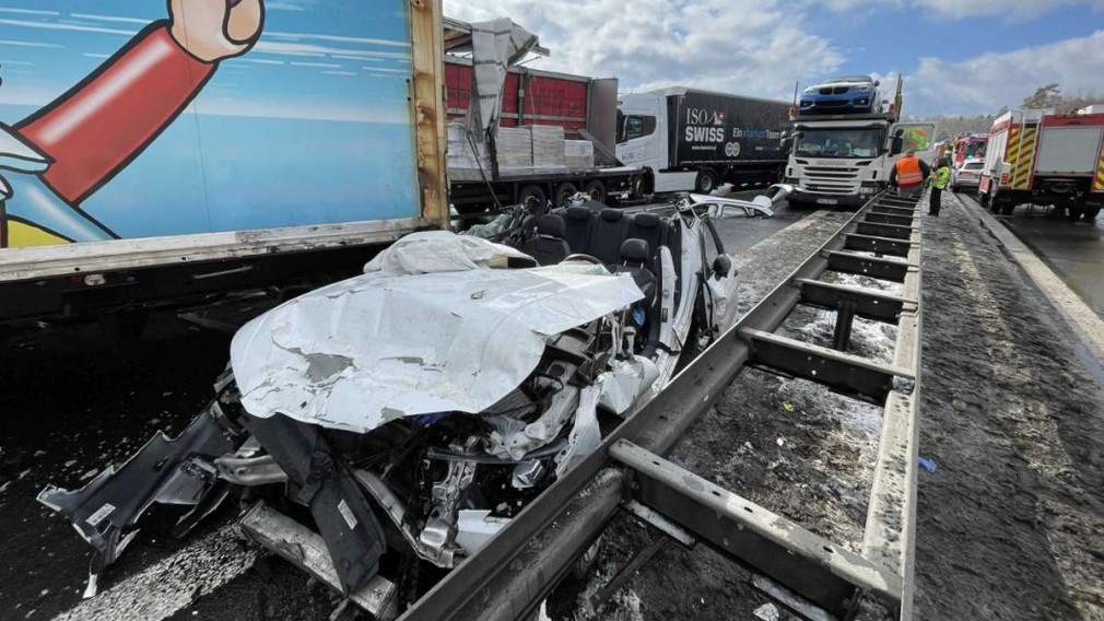 Germania. Șofer profesionist român cu un BMW sub camionul lui, în megaaccidentul cu 16 vehicule și 9 victime