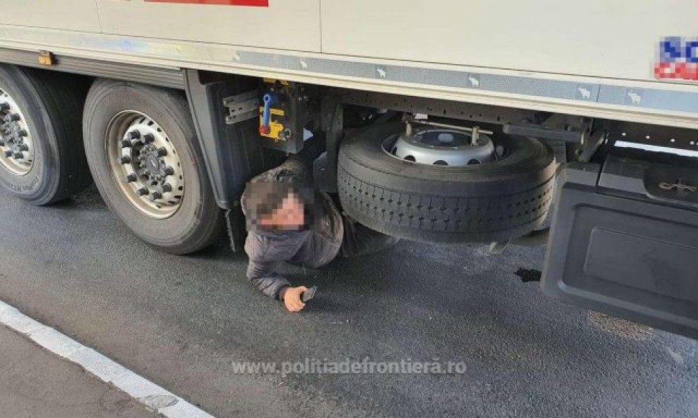 Ce mită primea un polițist de frontieră pentru a „proteja” camioanele cu migrați ilegali de la Nădlac