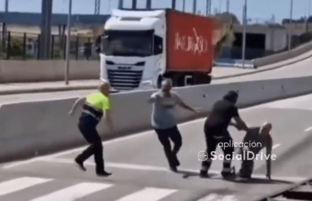 Portul Barcelona. Bătaie rușinoasă între doi șoferi profesioniști