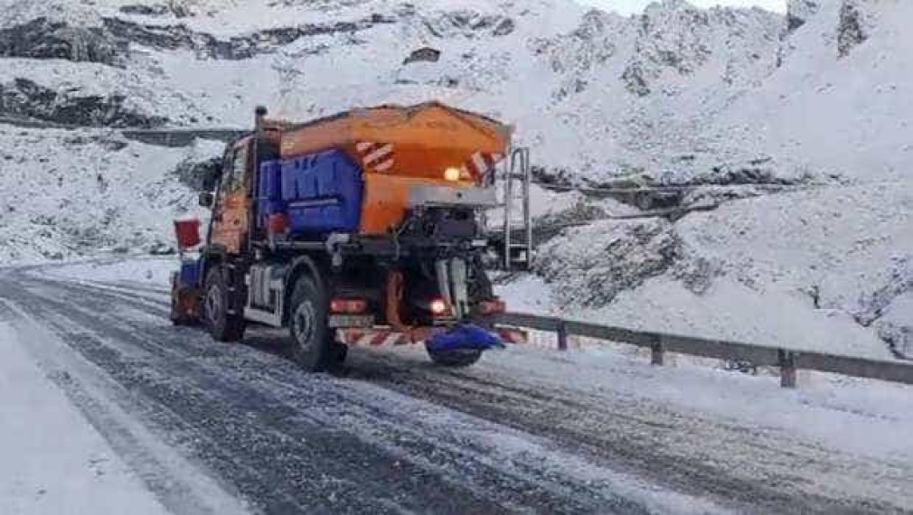 Se circulă în condiții de iarnă pe mai multe sectoare de drum din zonele înalte