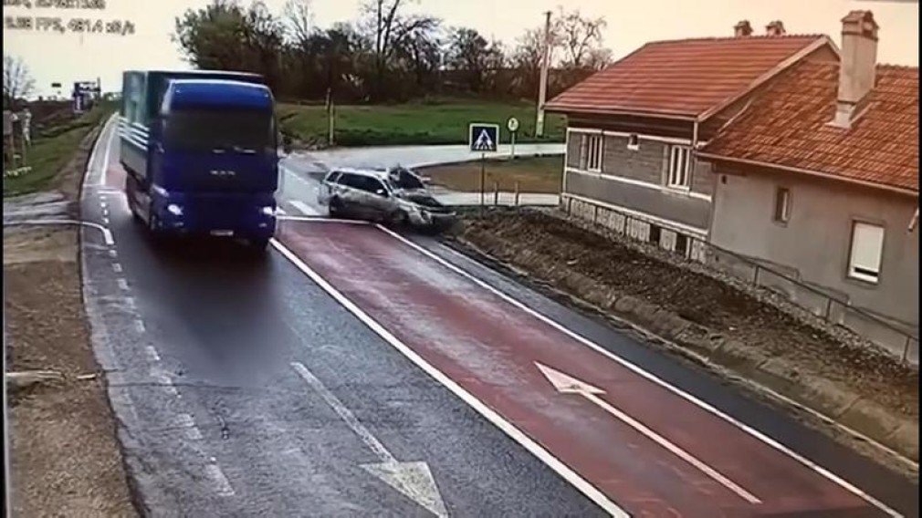VIDEO Momentul în care un autoturism derapează și intră într-un camion