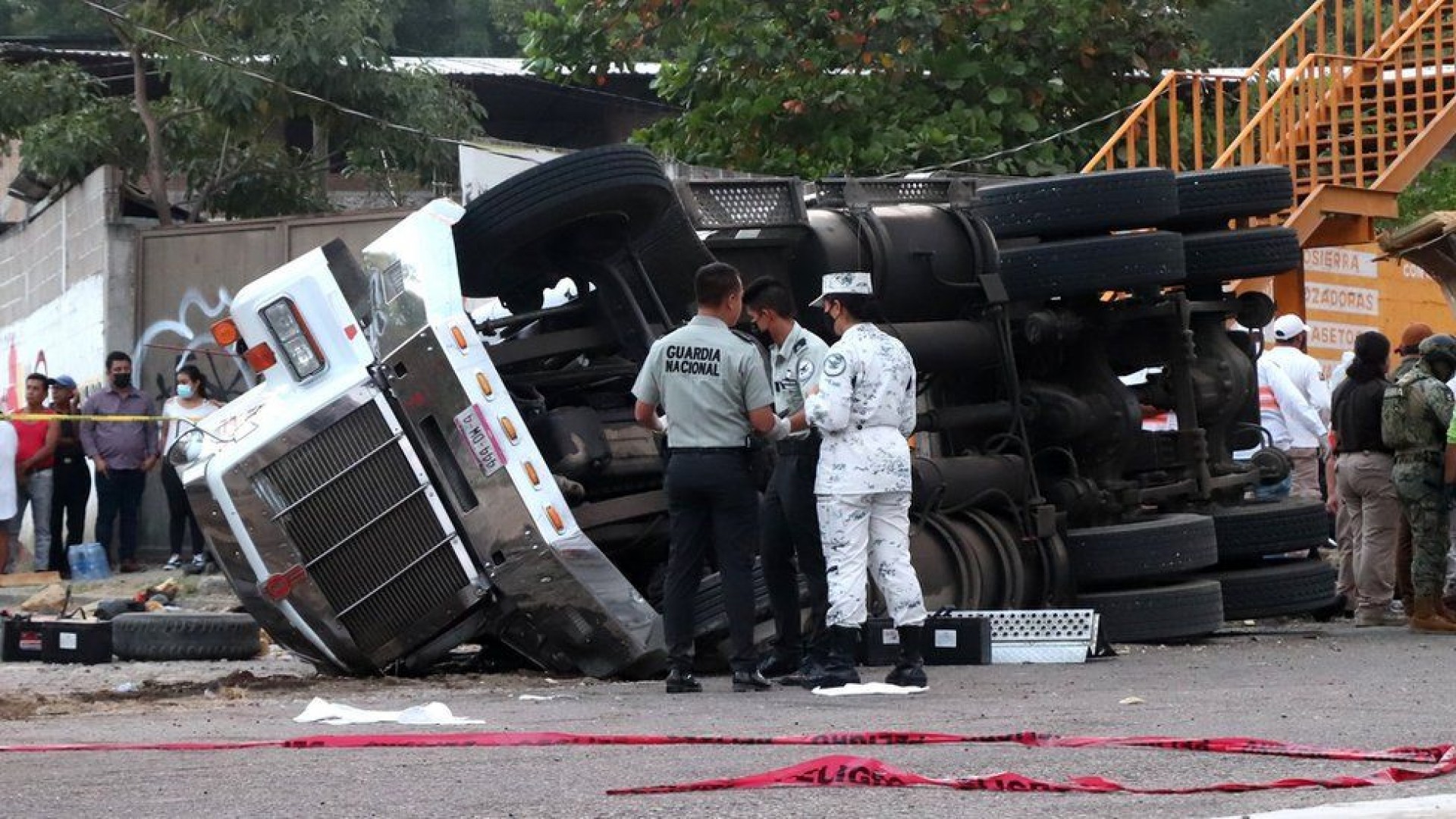 VIDEO Cel puţin 53 de migranţi au murit, într-un camion, pe o autostradă din Mexic