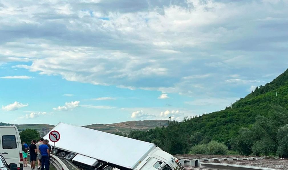 Camion, ridicat după un accident. Valea Oltului a fost închisă
