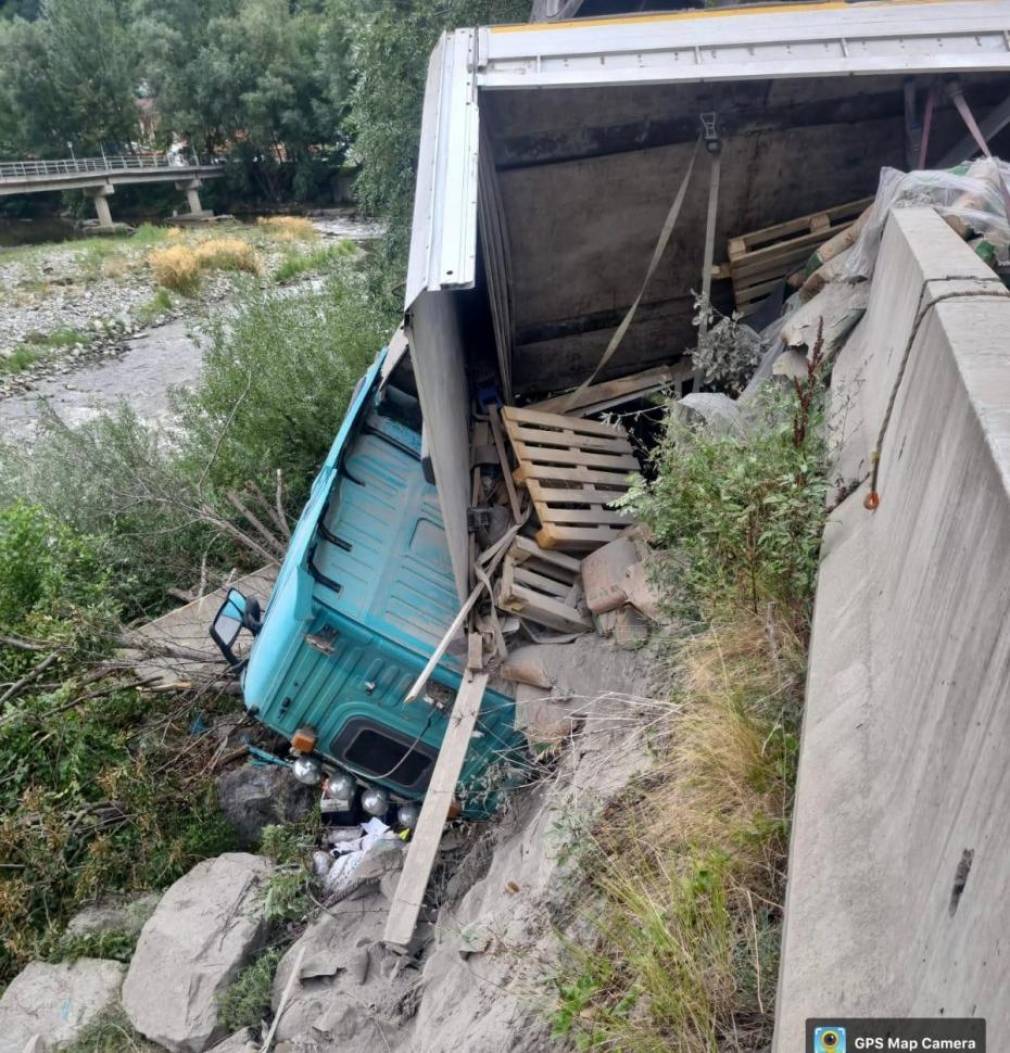 VIDEO Două persoane încarcerate după ce un camion s-a răsturnat