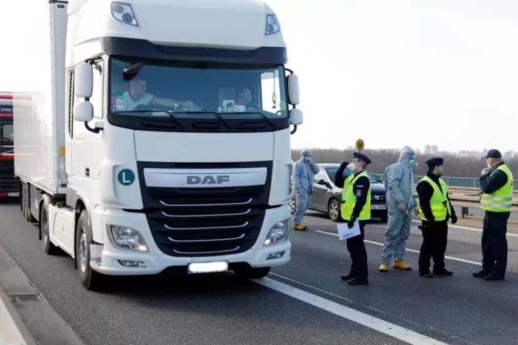 UNTRR: ELIBERAȚI ȘOFERII DE CAMIOANE DIN AUTOIZOLARE NEJUSTIFICATĂ