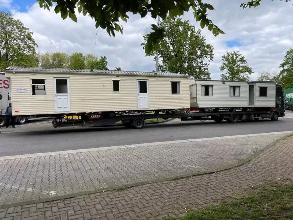 Șofer român căra două case cu un camion în Germania