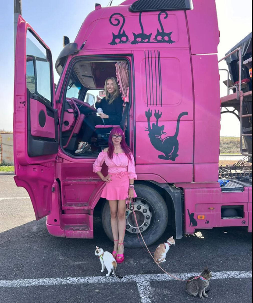 Cine este șoferița care conduce un camion roz cu 300 de pisici?