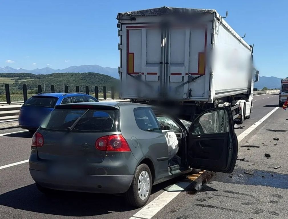 Un autotusim a intrat în spatele unui camion pe Centura Sibiu