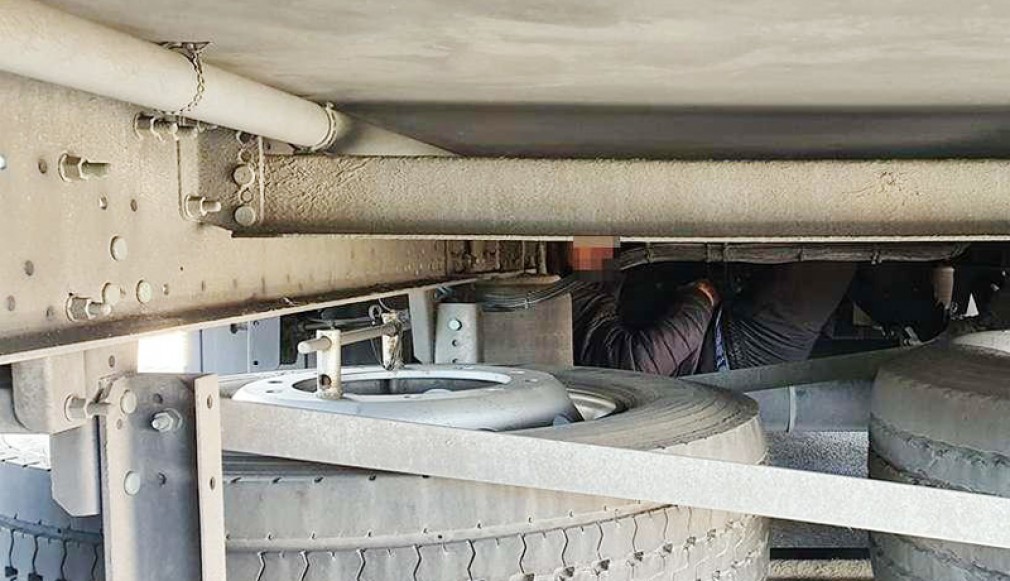 VIDEO. PTF Nădlac I - un migrant tunisian, ascuns deasupra locului destinat roții de rezervă a camionului