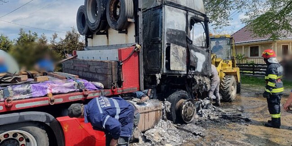 Un camion al unei firme sucevene a ars complet