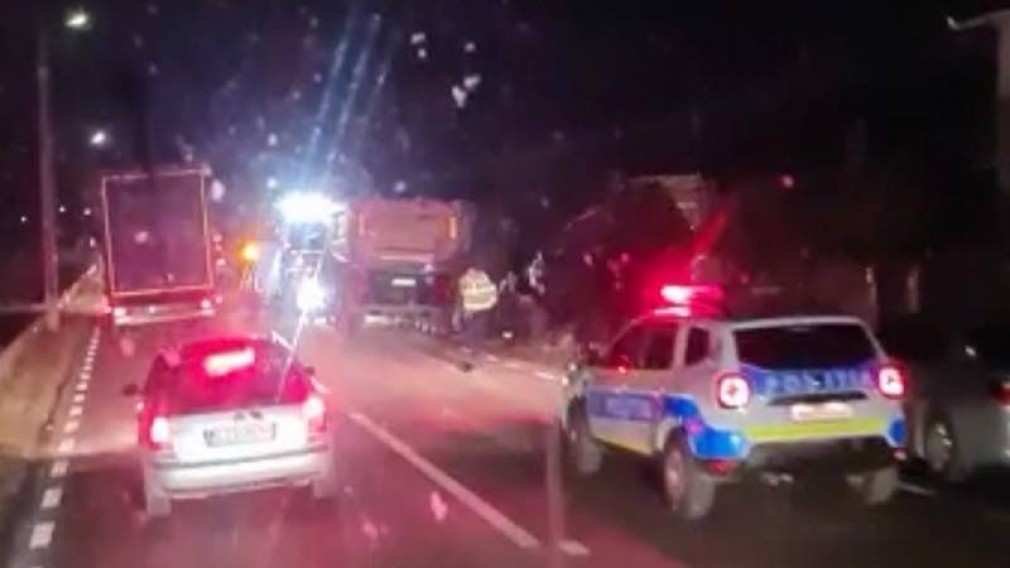 VIDEO Un camion a ajuns în șanț după ce a derapat