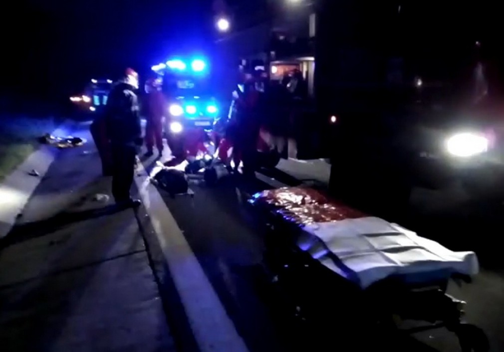 VIDEO.  Șofer de camion, izbit de maşină după ce coborâse din cabină pe autostradă