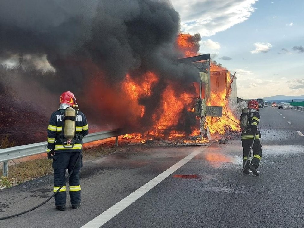 Un camion a luat foc pe autostradă. Daună totală!