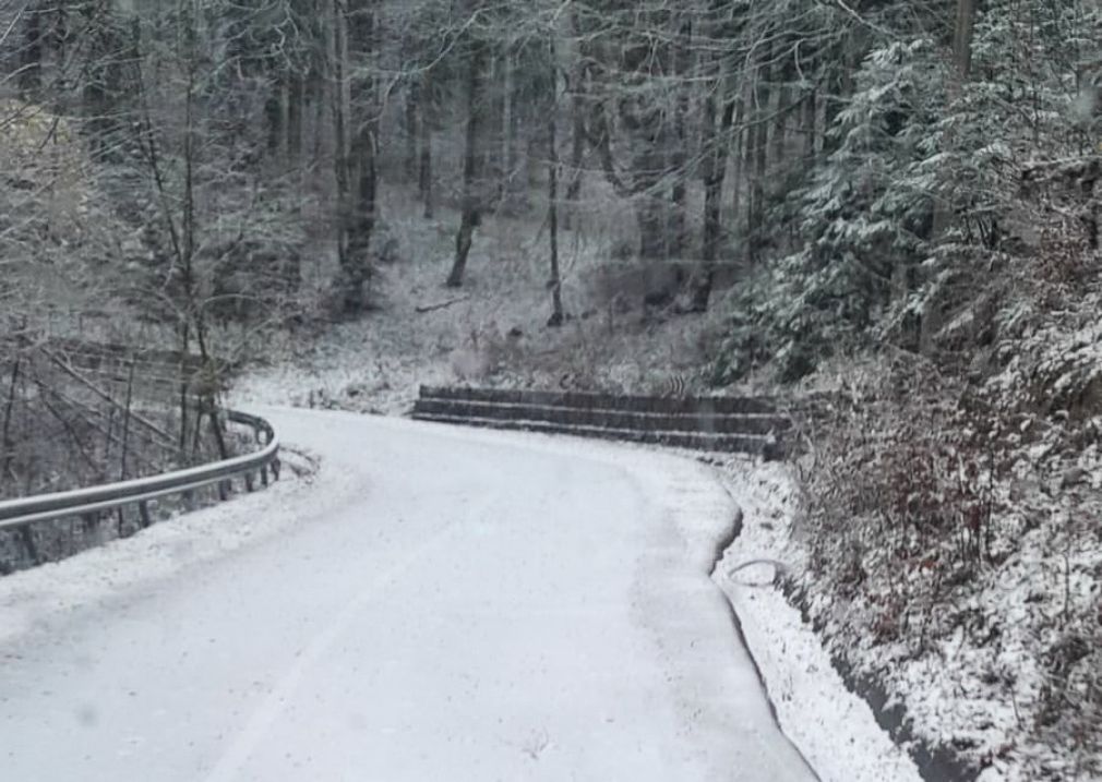 Circulație închisă pe trei sectoare de drumuri județene din Bihor