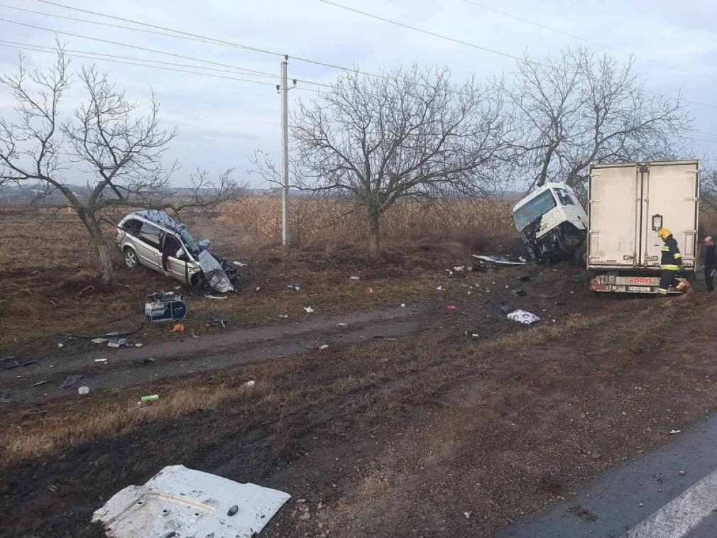 Șase morți după ce un șofer de camion a intrat în depășire și a izbit un autoturism