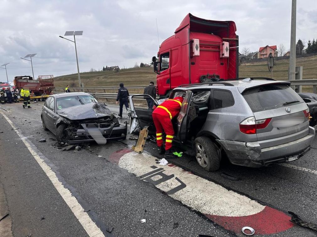 Accident cu 3 răniți și un camion. Sunt mai mulți răniți