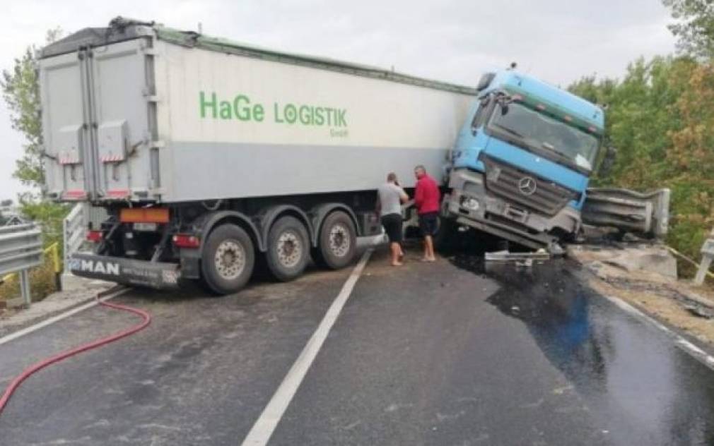 Trafic blocat după ce un camion a derapat pe carosabil