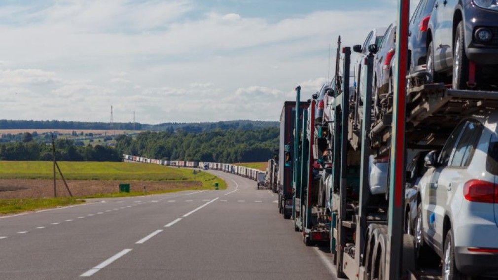 1.500 de camioane așteaptă la granița dintre Polonia și Belarus