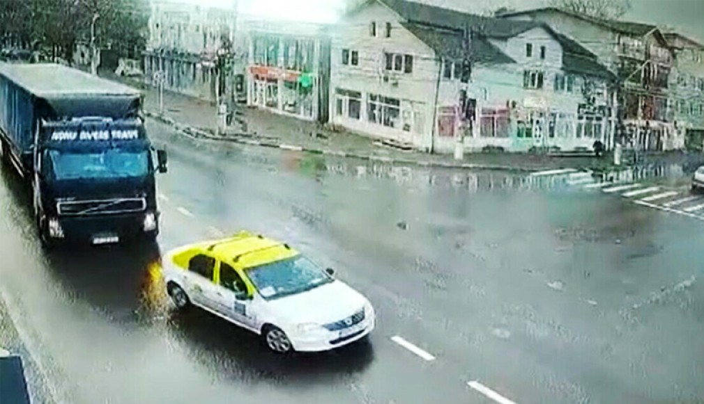 VIDEO. Găești. Un taxi care se oprește într-o intersecție este lovit de un camion