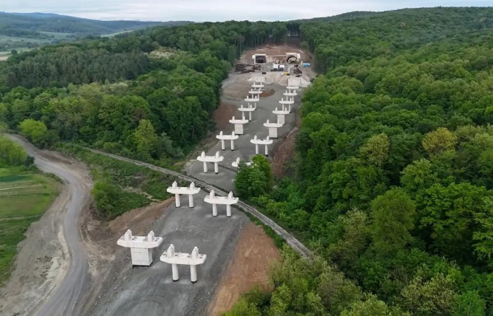 Bucata lipsă de pe Autostrada Sibiu - Arad se face în ritm alert. A ajuns la 60%