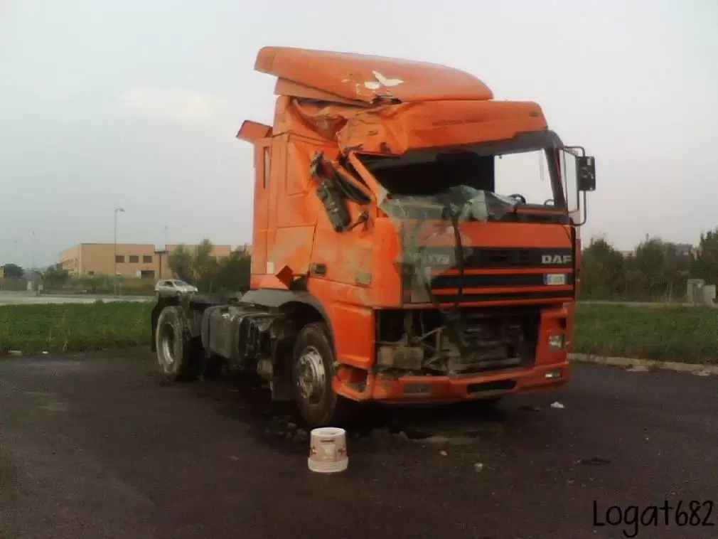 Un Logan a intrat sub un CAMION care staționa