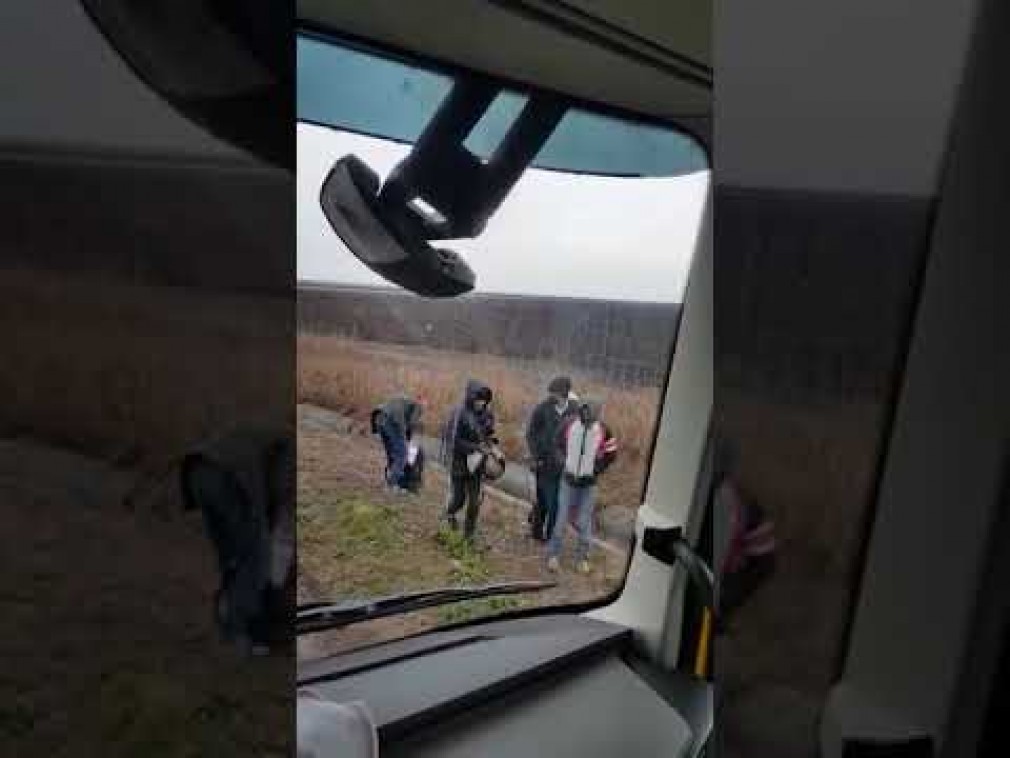 VIDEO. Surpriza vieții pentru un șofer de camion. A descoperit în remorcă 5 imigranți