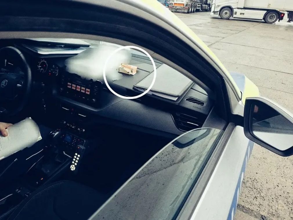 Un șofer de camion a dat șpagă 100 € pentru polițiști. Nu avea card tahograf