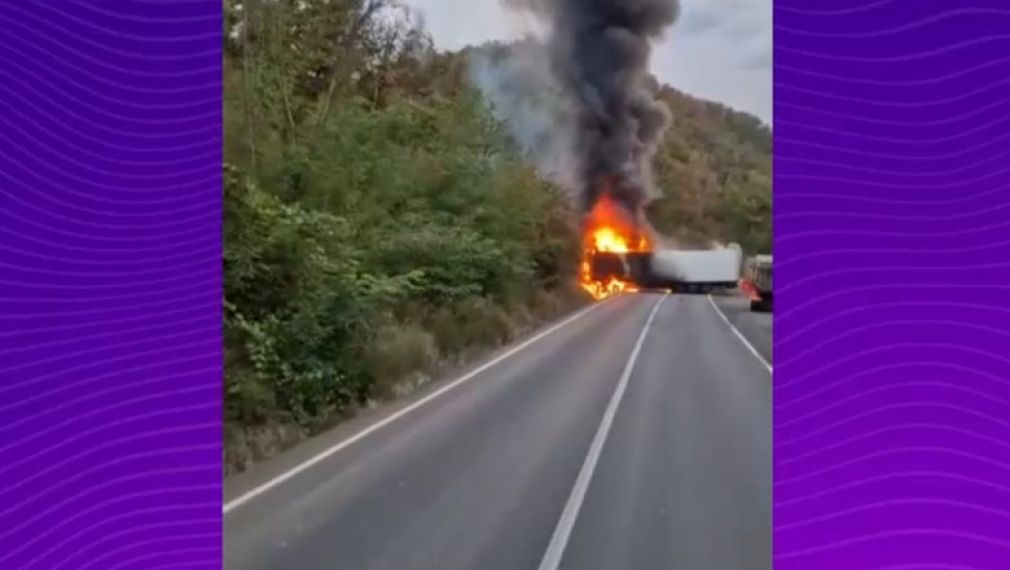 Un camion a luat foc după ce a lovit un cap de pod