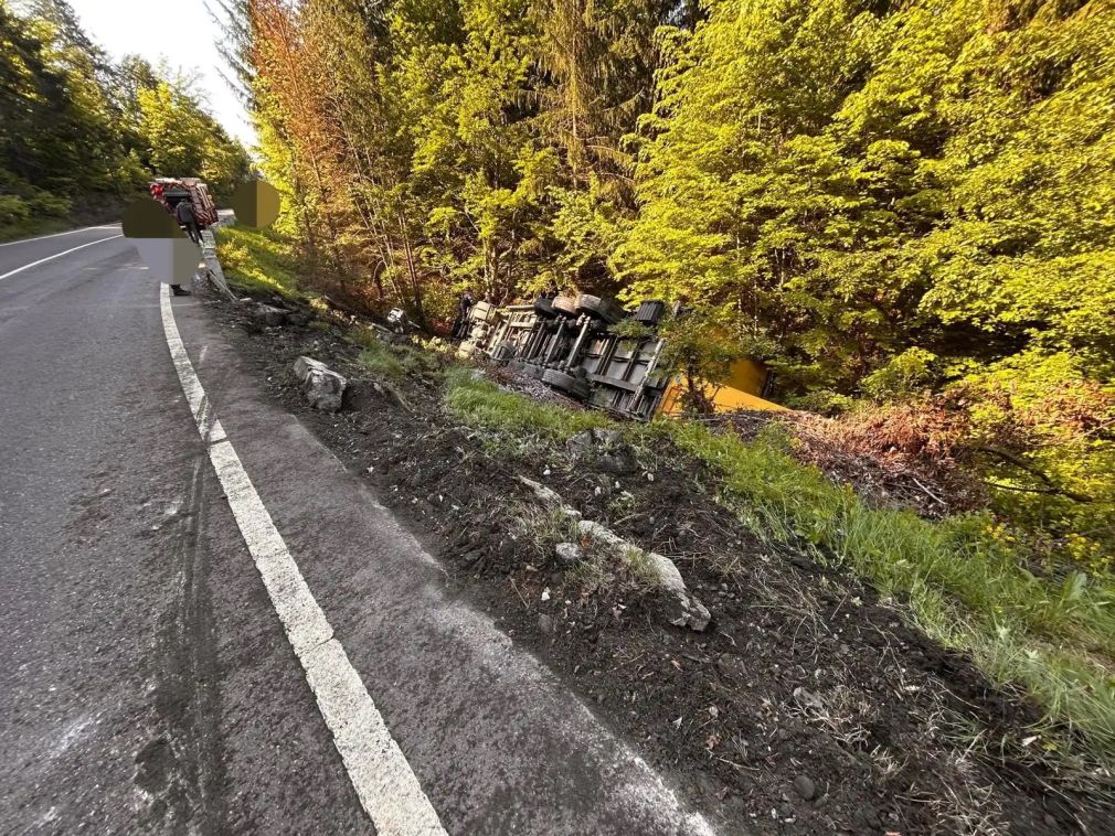 Un camion a plonjat 10 metri într-o râpă. Șoferul salvat în ultima clipă