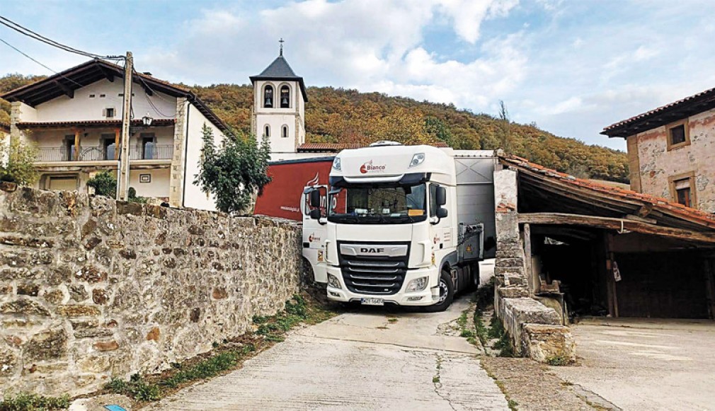 Spania. Camion Girteka, blocat 14 ore într-o mică localitate de munte