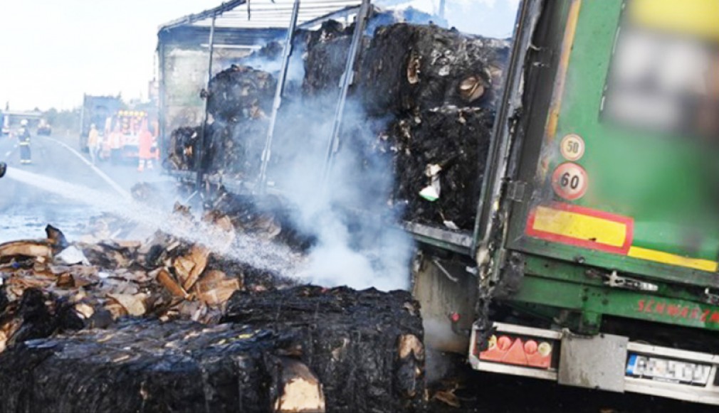 VIDEO. Un camion românesc a ars ca o torță pe autostradă, în Ungaria