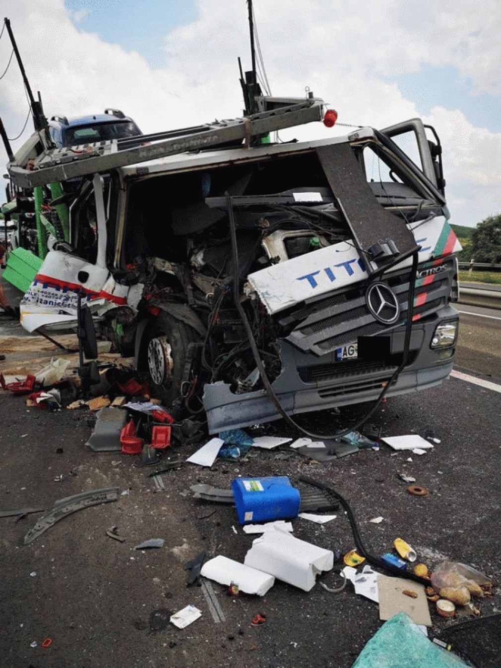 VIDEO: O mașină care transporta autoturisme Duster, implicată într-un accident în Ungaria