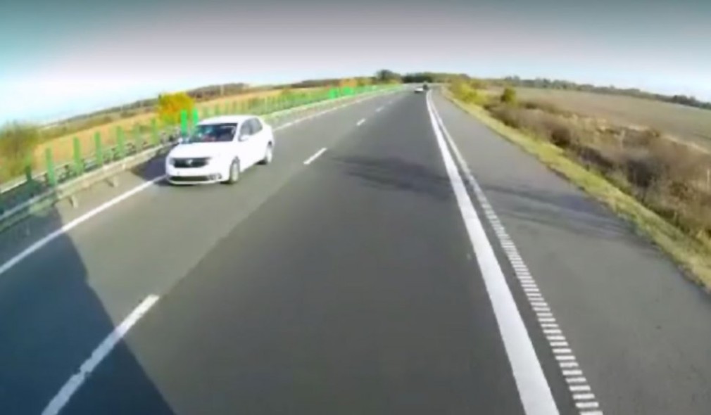 VIDEO Un șofer care conducea pe contrasens pe autostradă a evitat la limită un camion