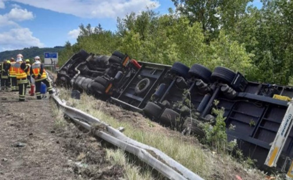 Blocaj uriaș pe o autostradă din Franța după ce camionul unui român s-a răsturnat