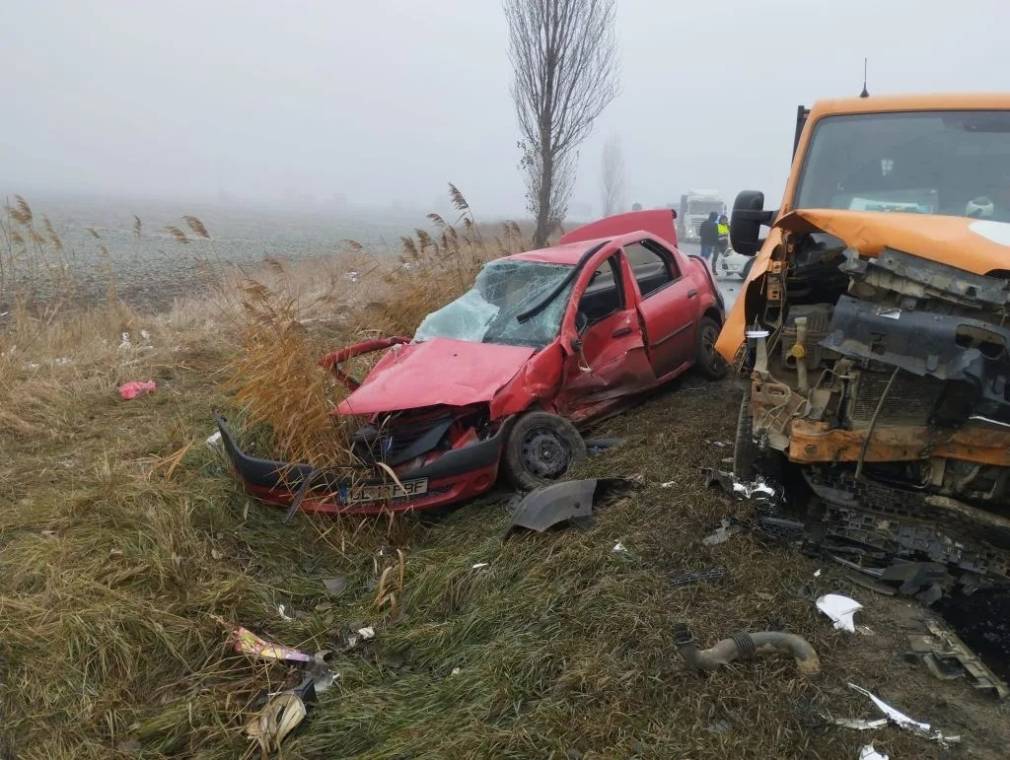 Un autoturism, o autoutilitară şi un camion, accident groaznic: un mort şi doi răniţi