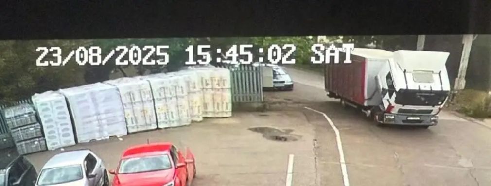 Un șofer a blocat deliberat un drum cu propriul camion. Ce motiv a avut?