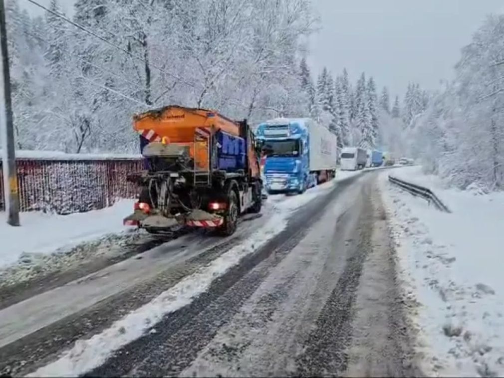 Camioane blocate din cauza zăpezii. Unele nu aveau anvelope de iarnă