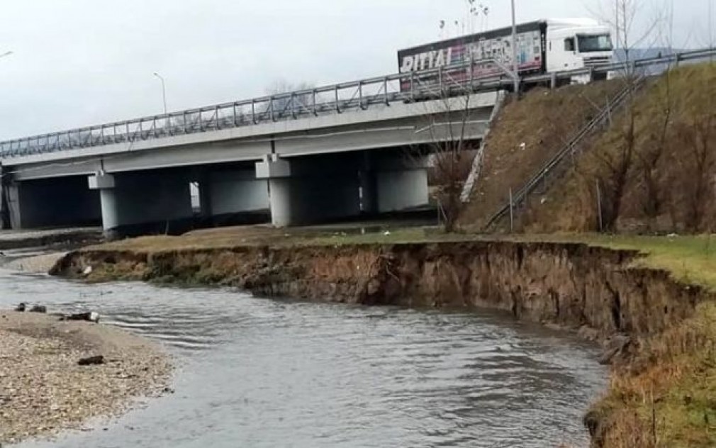 PERICOL. Malul râului Orăștie s-a prăbușit sub autostrada Deva - Sebeș